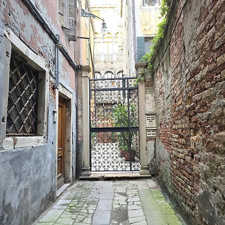 Cozy Studio With Canal View Venice Exterior photo